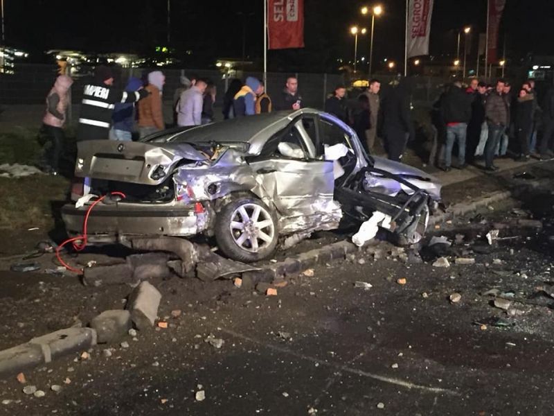 GALERIE FOTO. Accident cumplit: o persoană a rămas încarcerată