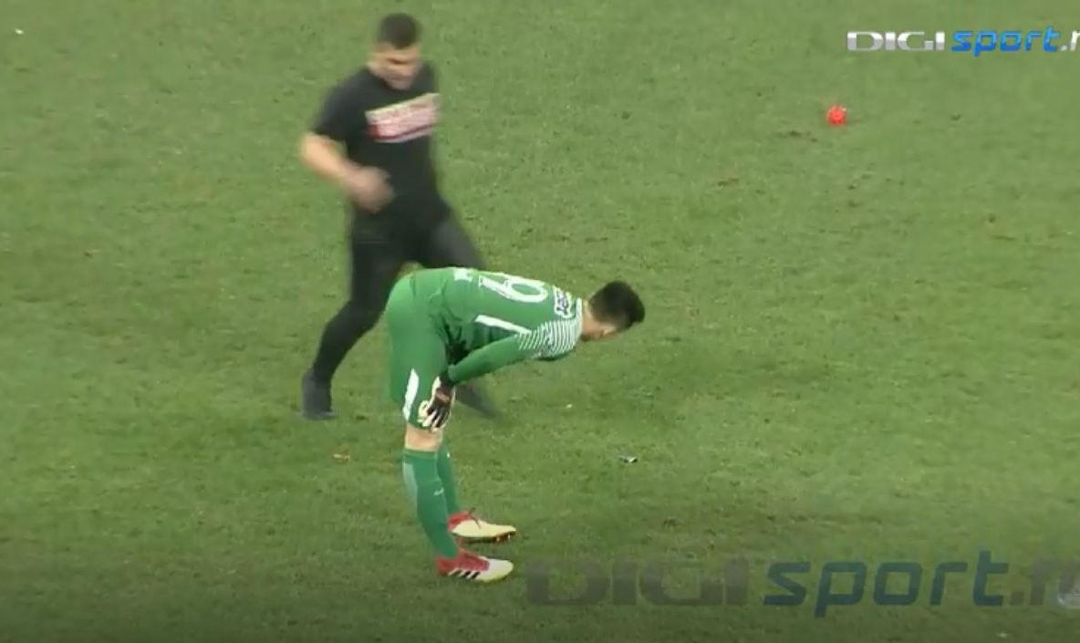Putea ieși o tragedie. Un fan dinamovist a intrat pe teren și s-a dus la portarul FCSB. Ce-a urmat