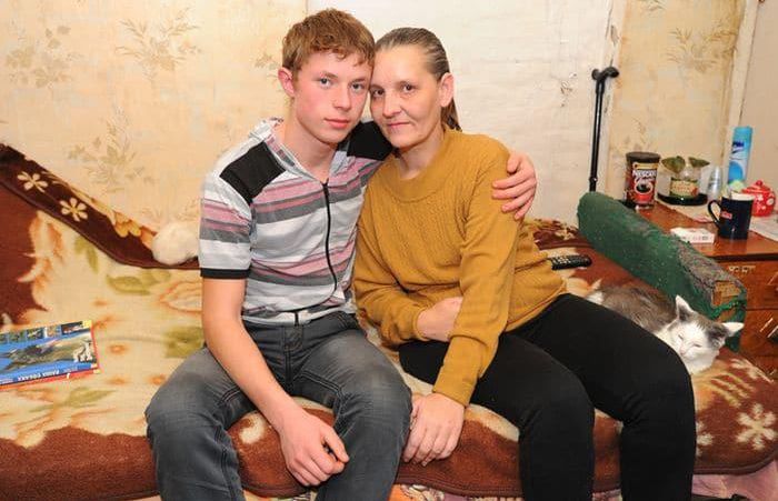 De la 8 ani a muncit și a avut grijă de mama lui paralizată. Într-o zi, cineva a sunat la ușă..