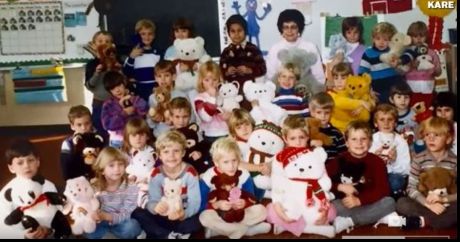 Și-a strâns elevii pentru poza de grup. După 20 de ani, un detaliu din fotografie a uluit-o