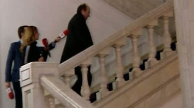 Tudorel Toader a fugit de jurnalişti pe scările din Minister. "Am auzit că sunt probleme cu site-ul"