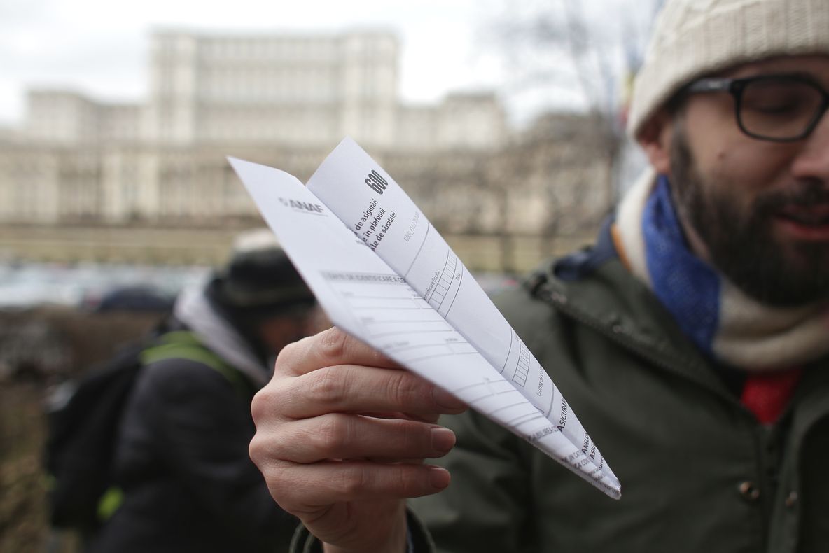 VIDEO. Formularul 600, făcut avioane de hârtie. Flashmob în faţa Ministerului Finanţelor