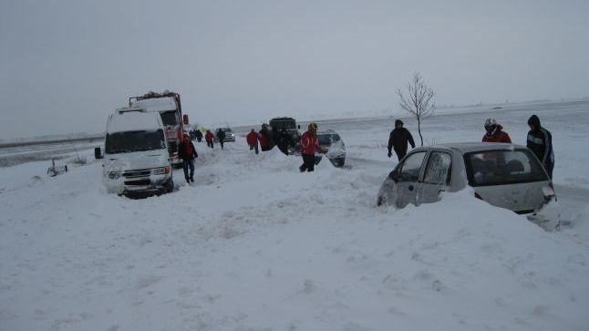 Drumuri blocate. Mai multe drumuri au fost închise din cauza viscolului