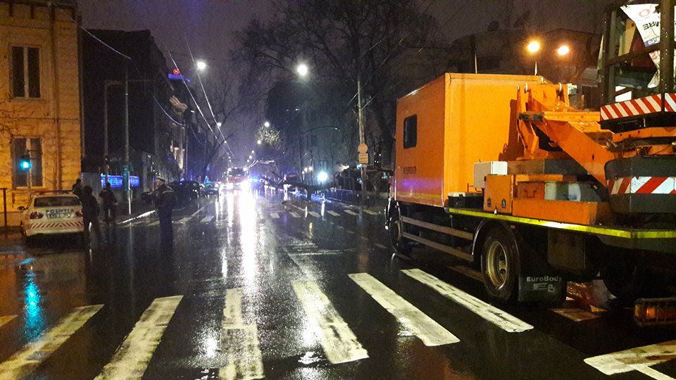 Accident în centrul Capitalei: Un copac a căzut peste firele de troleibuz