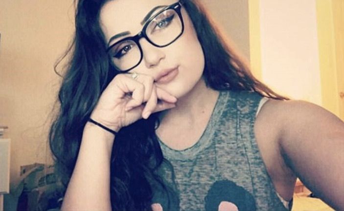 A mers la piscină cu iubitul ei, dar paznicul a dat-o afară din cauza costumului de baie