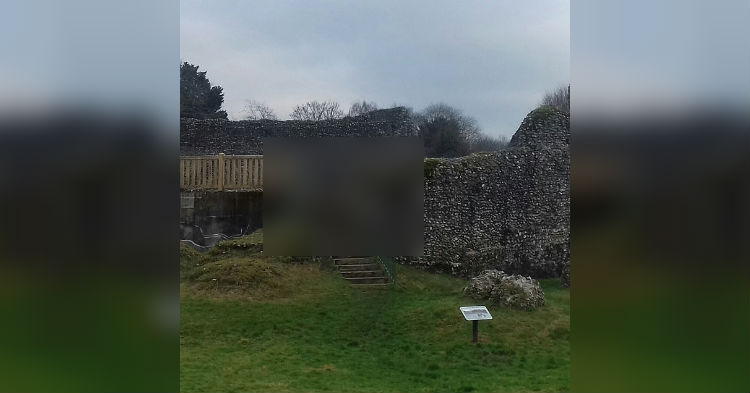 A fotografiat rămăşiţele unui castel vechi, ridicat în 1130. S-a uitat mai bine la poză, a îngheţat