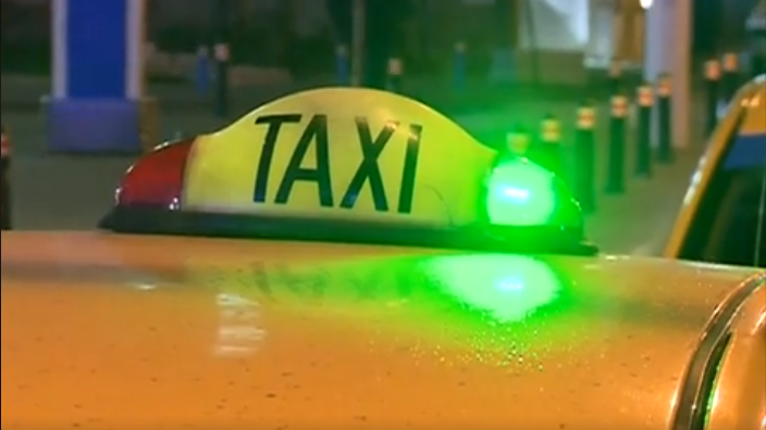 Reacția violentă a unui taximetrist când o clientă îi cere să pornească aparatul de taxat