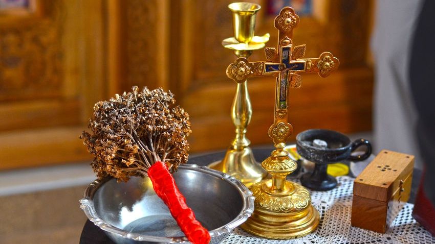 Părintele care miruia femei în costum de baie