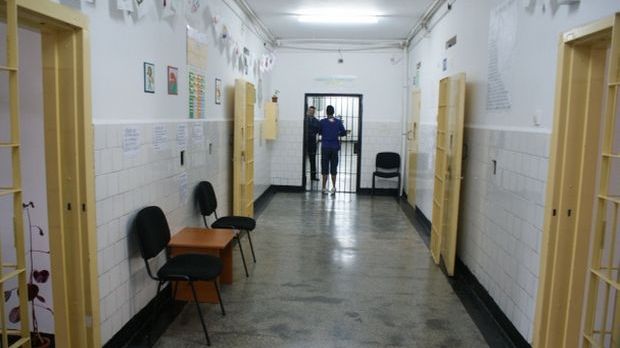 Opt angajaţi ai spitalului Penitenciarului Rahova, reţinuţi după ce au bătut mai mulţi deţinuţi