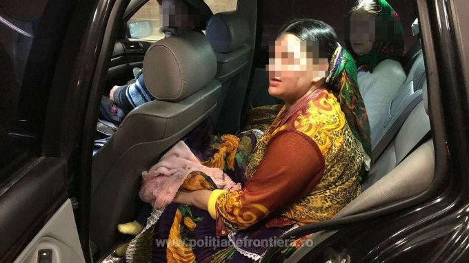 Descoperire stranie. Ce au găsit grănicerii sub fusta unei femei care voia să treacă în Ungaria