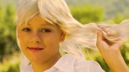 Aşa arăta înainte să-şi facă injecţii chimicale şi să devină de culoare neagră.Are un bust imposibil