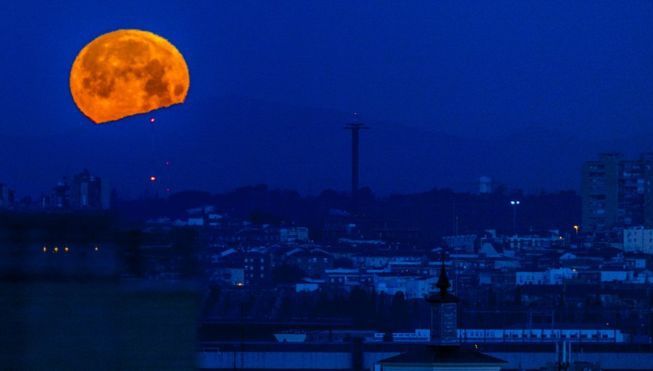 Cum s-a văzut super-luna albastră de ieri