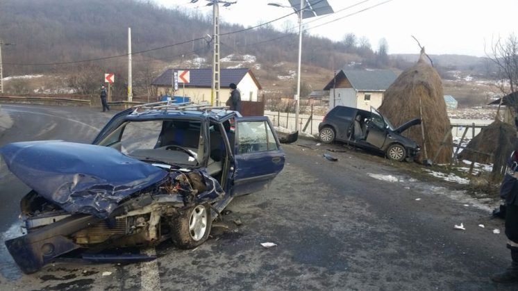 Patru persoane, rănite grav în urma unui accident rutier pe DN 2G