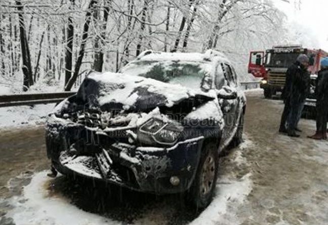 Accident grav între Dorohoi şi Botoşani. Doi oameni încarceraţi, trafic blocat (VIDEO)