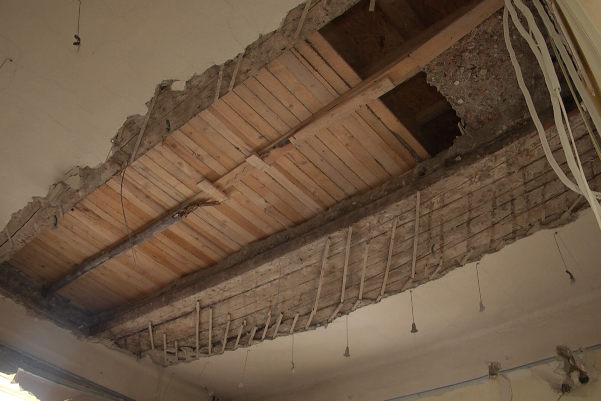 Tavan surpat în Căminul de bătrâni din Sighetu Marmaţiei. Doi răniţi