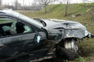 Accident înfiorător: trei victime, stâlp smuls şi un copac scos din rădăcină. Poliţiştii, şocaţi!