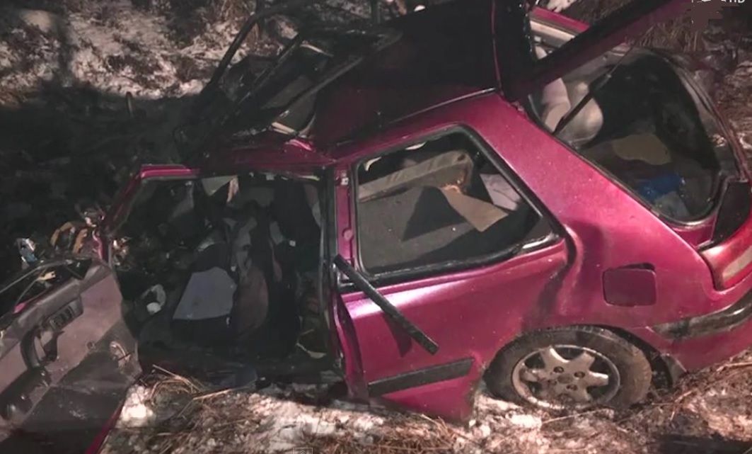 Accident cumplit, sâmbătă dimineața: 3 morți și un rănit. Mașină spulberată de un TIR 