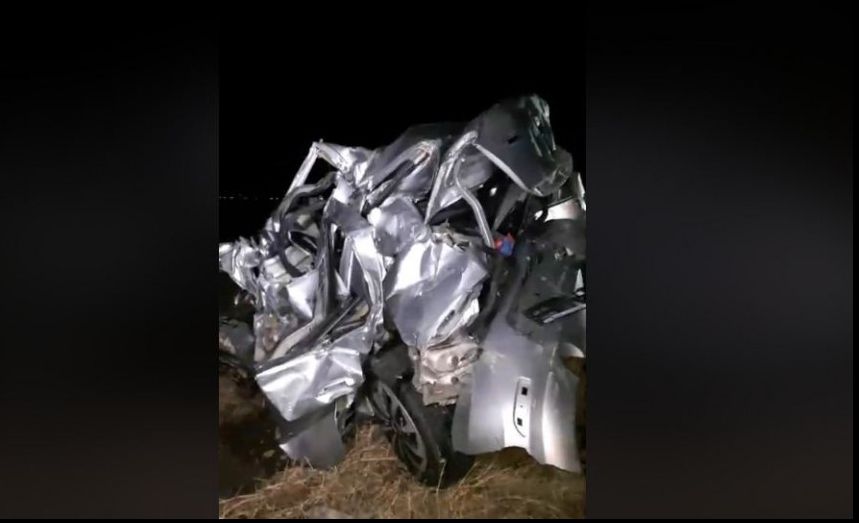 Accident cumplit în Buzău. Un Logan s-a făcut praf(FOTO ȘOCANTE)