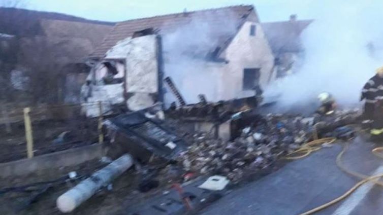 Un TIR plin cu ciocolată a provocat incendierea unei case 