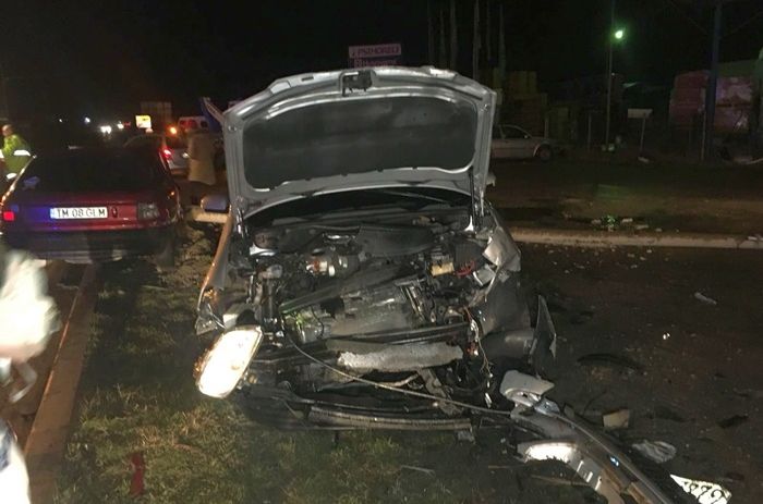 Accident violent la Timișoara. Mai multe mașini lovite, șoferii răniți (GALERIE FOTO)