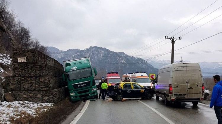 Dimineață NEAGRĂ pe șoselele din România. Un alt accident grav: trafic BLOCAT pe DN7
