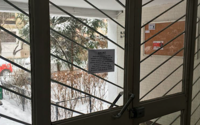 Anunţul pe care un tânăr din Bucureşti l-a lăsat în scara blocului. Cum îşi ajută vecinii