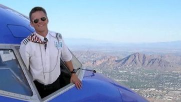 A lăsat manşa avionului şi s-a pozat pe geam. Lumea se întreabă cine i-a făcut poza. Răspunsul, ŞOC!