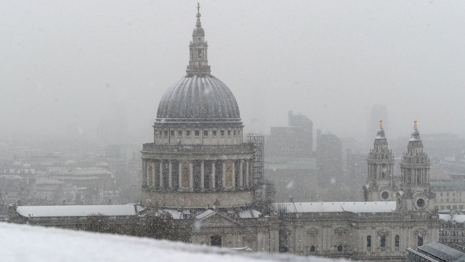 Avertisment MAE pentru cei care pleacă în Anglia; coduri galbene și portocalii de viscol si ninsori 