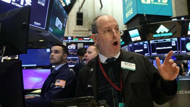 Noi turbulențe pe piețele financiare. Dow Jones, a doua cădere istorică