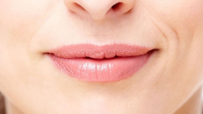 Cele mai bune remedii pentru buzele crăpate pe timp de iarnă