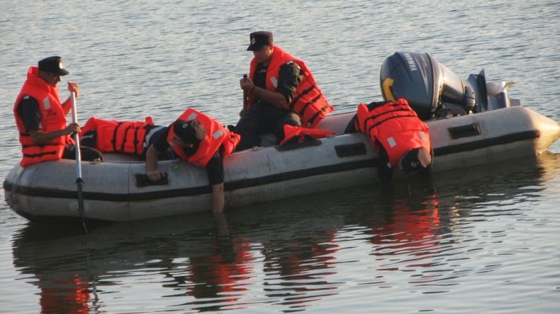 Cadavrul unui bărbat de aproximativ 50 de ani, scos de pompieri din râul Jiu