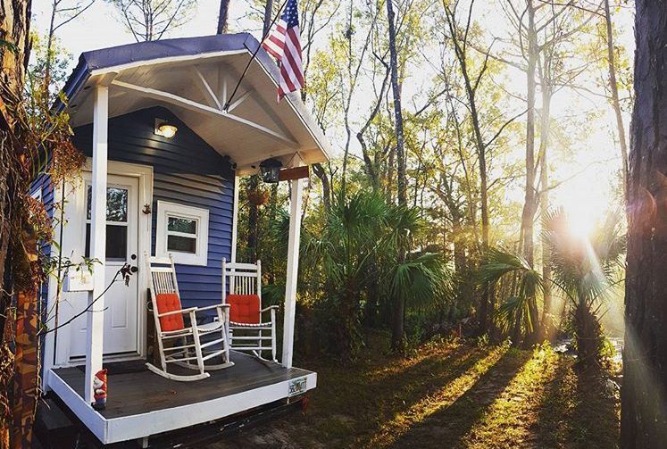Sătul de chirie și-a construit propria locuință. Imagini de vis din casa care costă cât o bicicletă