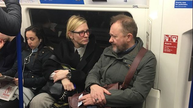 Actriţa Cate Blanchett, surprinsă circulând cu metroul - FOTO