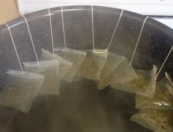 Ce se întâmplă în corpul tău dacă bei mai mult ceai decât e recomandat pe zi