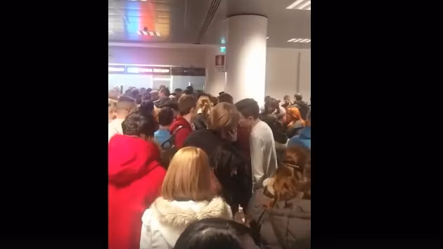 Români blocaţi mai multe ore pe aeroport, în Roma. Curse anulate din pricina vremii severe