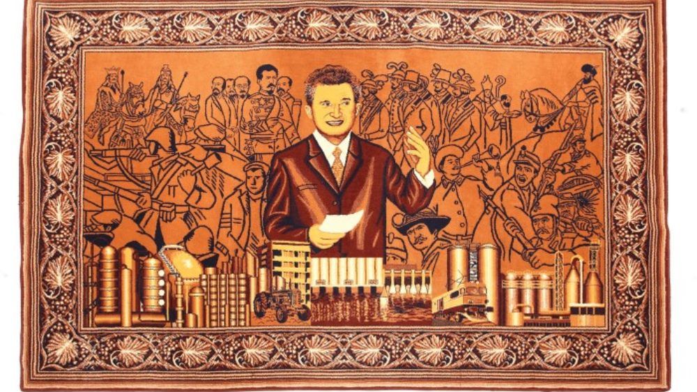 Hainele şi cadourile Ceauşeştilor, vândute pe bani grei (GALERIE FOTO)