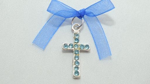 Ce se întâmplă dacă purtăm cruciuliță la gât? Adevărul neștiut despre acest lucru