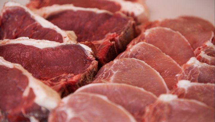 Cum să decongelezi carnea în doar 5 minute. Este adevăratul secret al bucătarilor