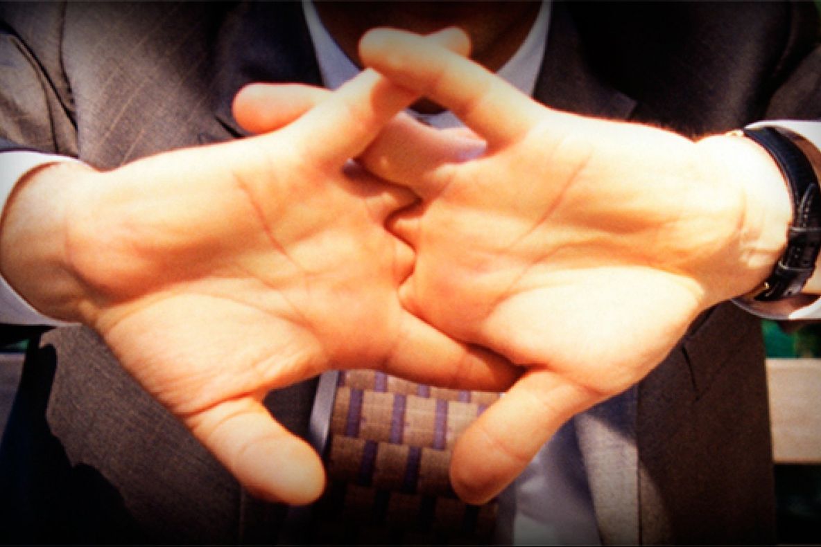 Un bărbat era să moară după ce și-a trosnit degetele