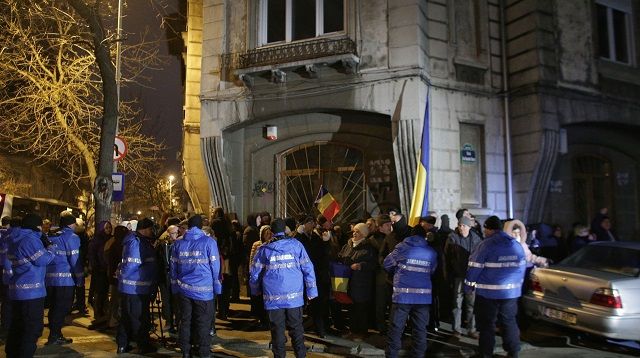 Protest în faţa sediului DNA. Au cerut demisia lui Kovesi. La miting au apărut şi contramanifestanţi
