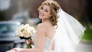 VIDEO. Rochie de mireasă la doar 25 lei. Nebunie la un târg de nunți din Capitală