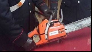 Clipe de groază pentru o româncă din Italia: a fost ameninţată cu o drujbă