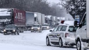 Sute de camioane blocate în nămeți în Giurgiu, pe drumul spre Bulgaria