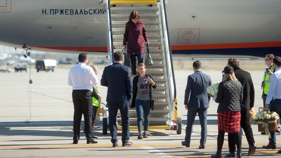 Simona Halep, gest revoltător, azi, la aeroportul Otopeni.S-a întors în ţară, oamenii au fost uluiţi