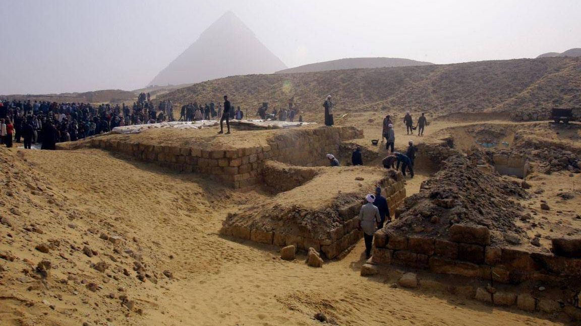 Un mormânt misterios a fost descoperit lângă piramidele din Giza