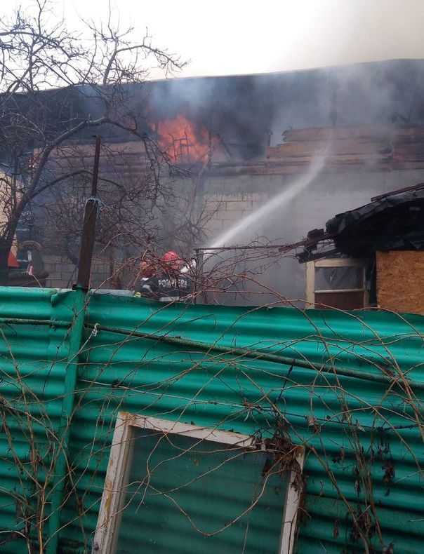 Incendiu puternic în Ferentari. 2 familii au rămas pe drumuri