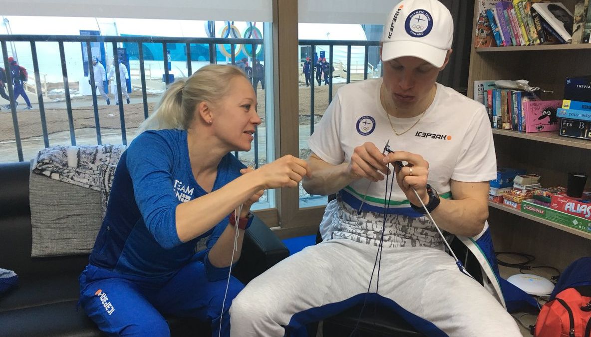 Jocurile Olimpice de iarnă. Un antrenor împleteşte pe pista olimpică