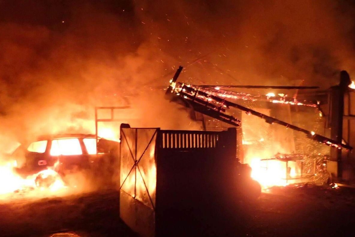 Incendiu violent în Satu Mare: o mașină și mai multe imobile, făcute scrum 