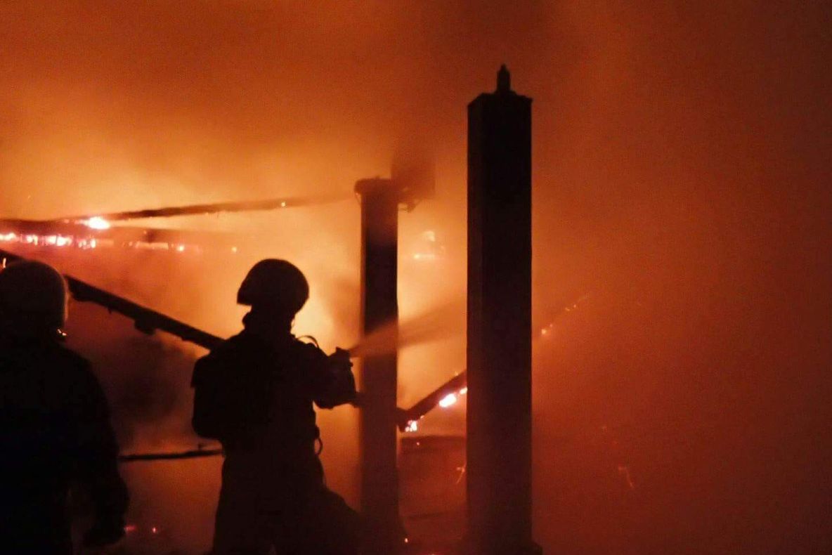 Incendiu, miercuri seară, la Buşteni: şapte adulţi şi trei copii fiind evacuaţi