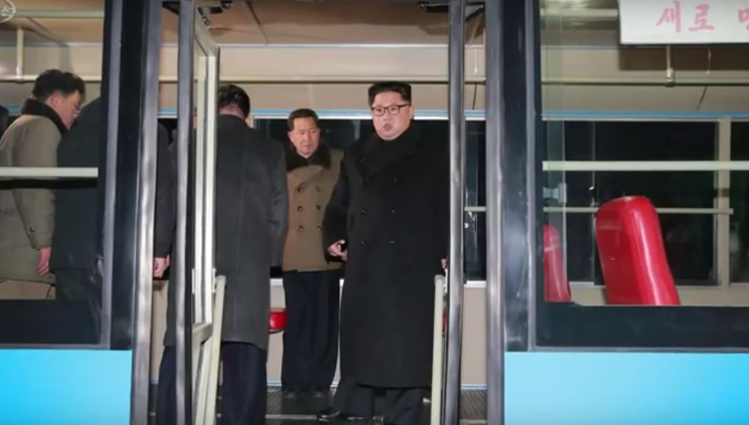 Dictatorul Kim Jong-un și soția s-au plimbat noaptea cu troleibuzul